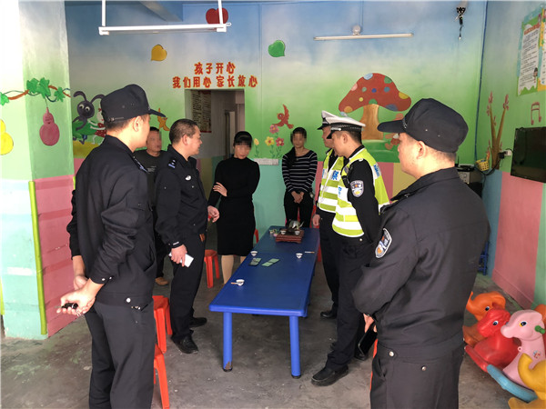 校車核載7人實(shí)載20人  司機(jī)和幼兒園園長(zhǎng)涉嫌危險(xiǎn)駕駛罪被查處