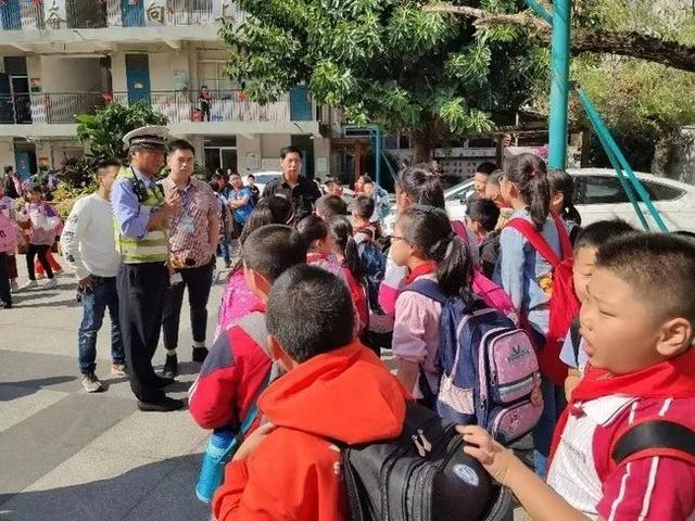 7座面包車竟然塞進(jìn)了19個(gè)娃娃 今天就曝光你