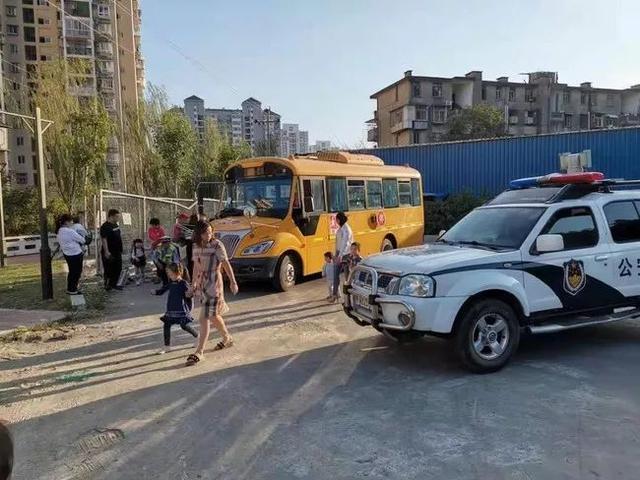 7座面包車竟然塞進(jìn)了19個(gè)娃娃 今天就曝光你