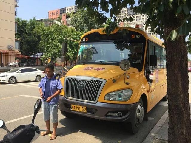 7座面包車竟然塞進(jìn)了19個(gè)娃娃 今天就曝光你