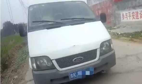 6座面包車塞進(jìn)12人，河南警方查獲“黑校車”！里邊都是……