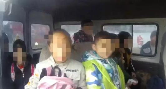 6座面包車塞進(jìn)12人，河南警方查獲“黑校車”！里邊都是……