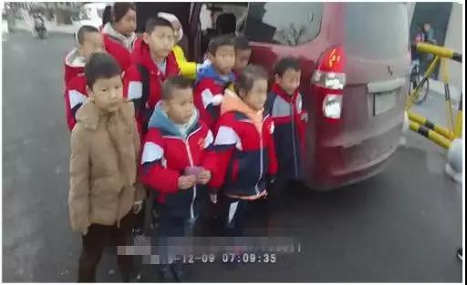 面包車充當校車超員運送學生，必須重罰！