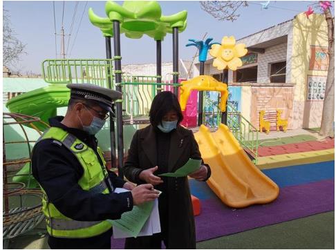 臨渭交警交斜中隊對轄區(qū)校車進行審驗督促