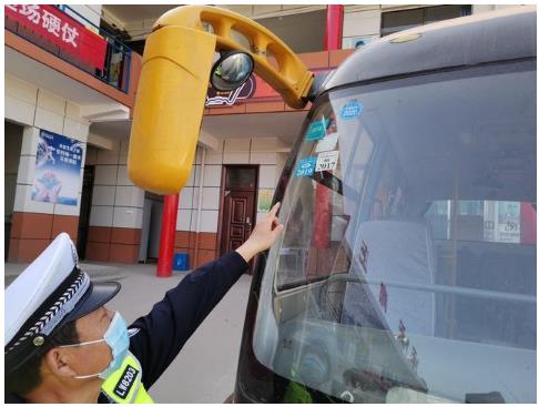 臨渭交警交斜中隊對轄區(qū)校車進行審驗督促